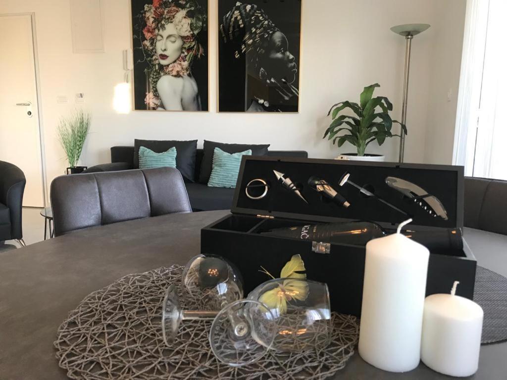 Hedonist-Luxury 2 Bedroom Apartment With Private Hot Tub, Garden And Free Parking Trogir Dış mekan fotoğraf