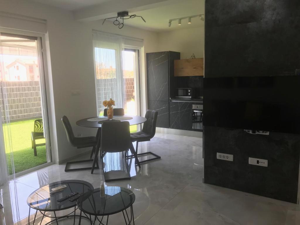 Hedonist-Luxury 2 Bedroom Apartment With Private Hot Tub, Garden And Free Parking Trogir Dış mekan fotoğraf