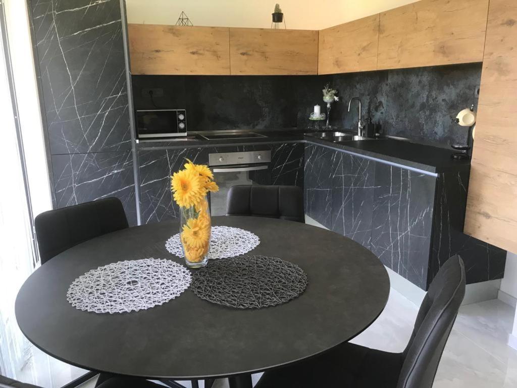 Hedonist-Luxury 2 Bedroom Apartment With Private Hot Tub, Garden And Free Parking Trogir Dış mekan fotoğraf