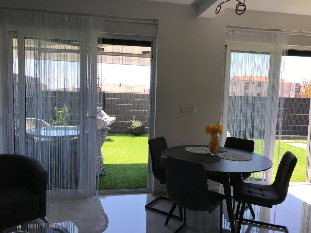 Hedonist-Luxury 2 Bedroom Apartment With Private Hot Tub, Garden And Free Parking Trogir Dış mekan fotoğraf
