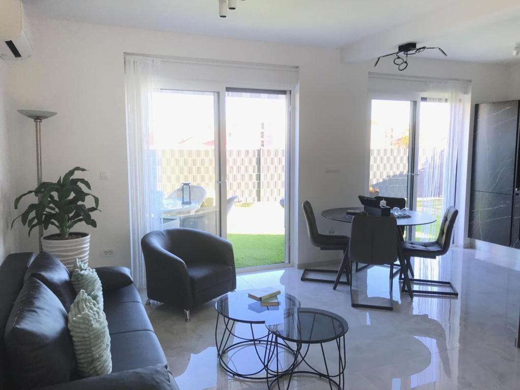 Hedonist-Luxury 2 Bedroom Apartment With Private Hot Tub, Garden And Free Parking Trogir Dış mekan fotoğraf