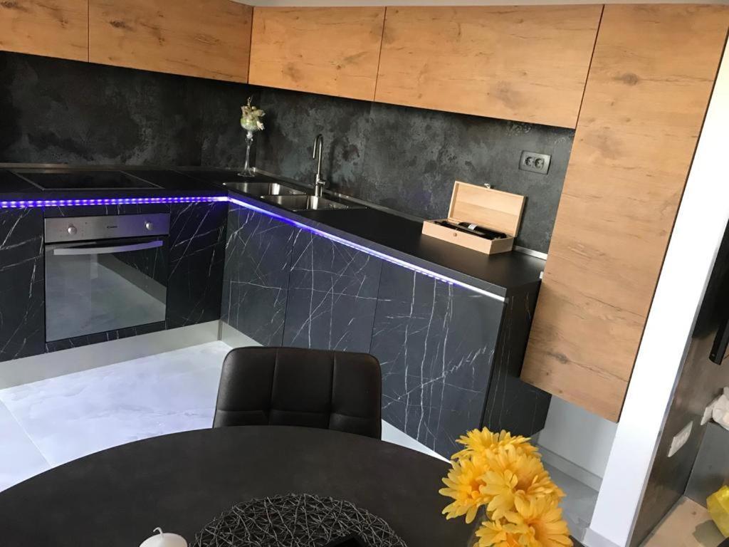 Hedonist-Luxury 2 Bedroom Apartment With Private Hot Tub, Garden And Free Parking Trogir Dış mekan fotoğraf