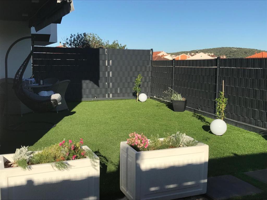 Hedonist-Luxury 2 Bedroom Apartment With Private Hot Tub, Garden And Free Parking Trogir Dış mekan fotoğraf