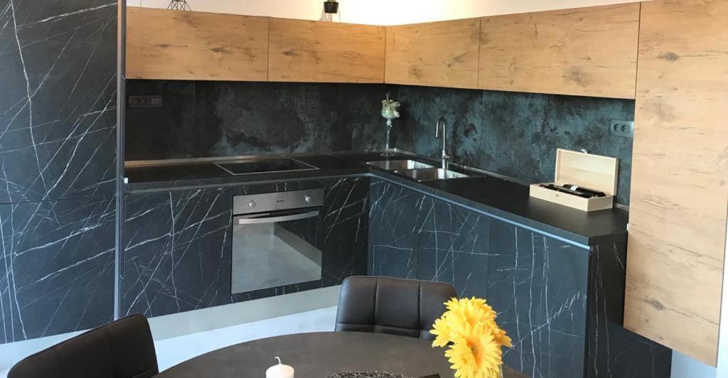 Hedonist-Luxury 2 Bedroom Apartment With Private Hot Tub, Garden And Free Parking Trogir Dış mekan fotoğraf