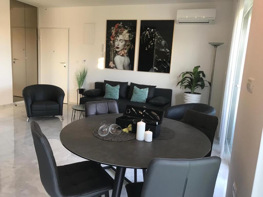 Hedonist-Luxury 2 Bedroom Apartment With Private Hot Tub, Garden And Free Parking Trogir Dış mekan fotoğraf