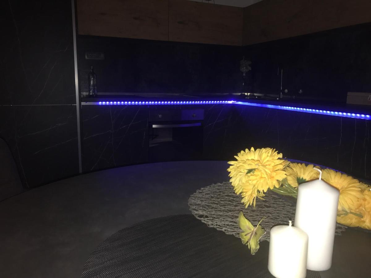 Hedonist-Luxury 2 Bedroom Apartment With Private Hot Tub, Garden And Free Parking Trogir Dış mekan fotoğraf
