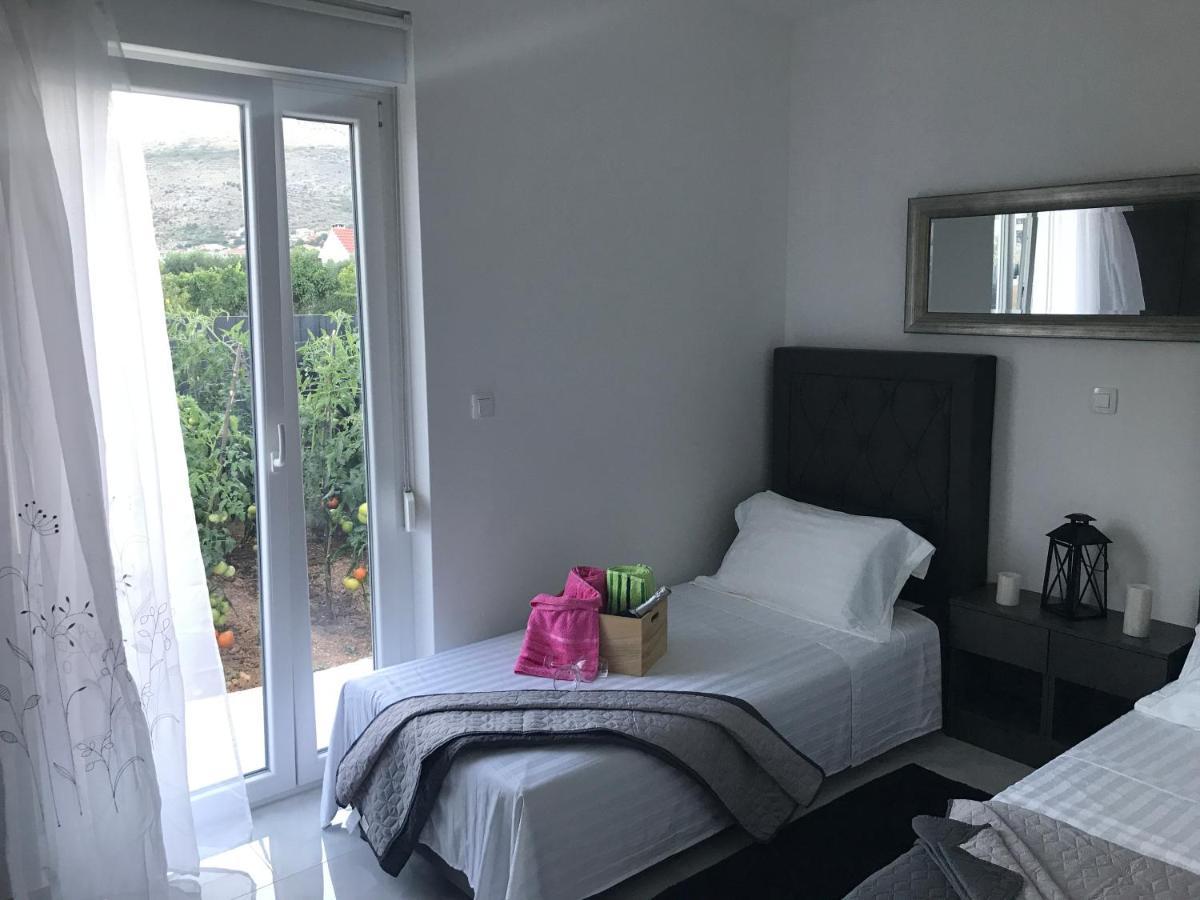 Hedonist-Luxury 2 Bedroom Apartment With Private Hot Tub, Garden And Free Parking Trogir Dış mekan fotoğraf