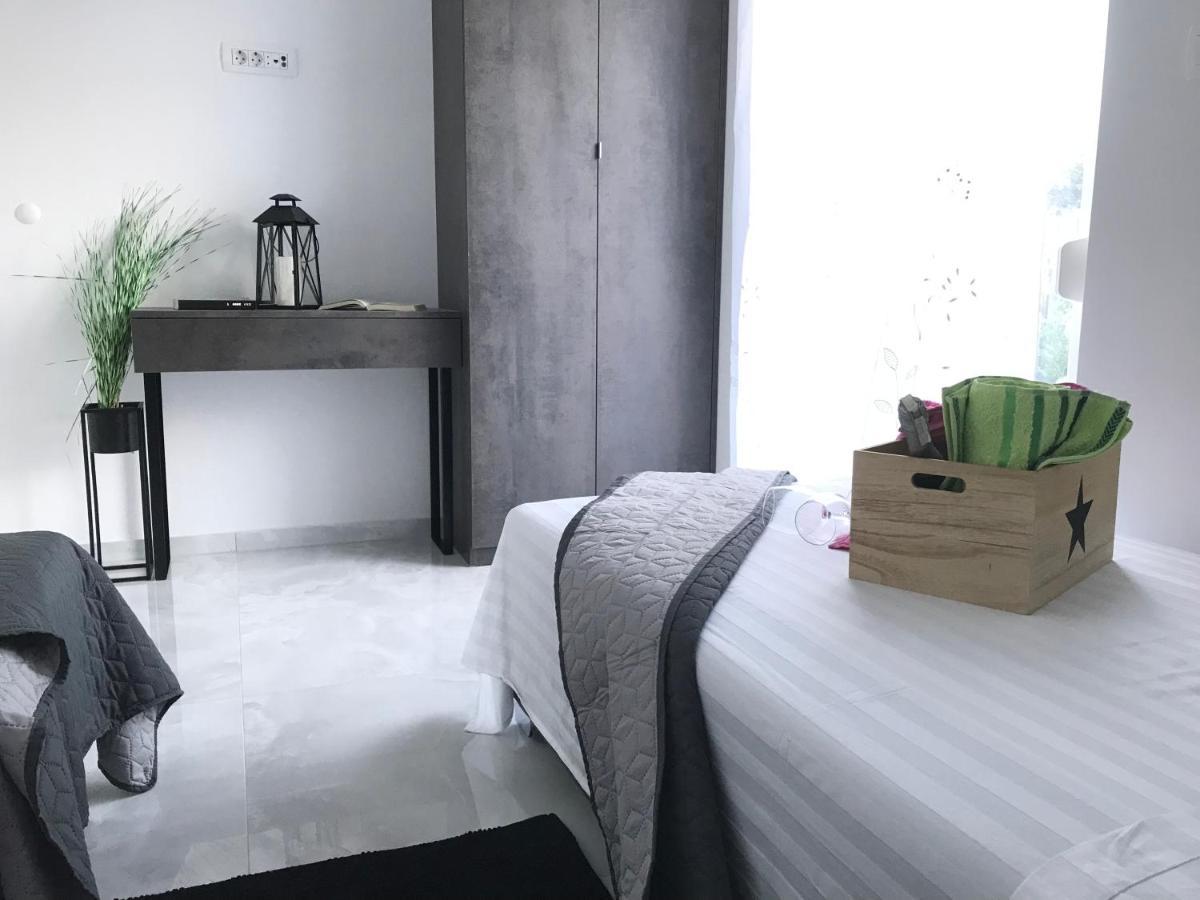 Hedonist-Luxury 2 Bedroom Apartment With Private Hot Tub, Garden And Free Parking Trogir Dış mekan fotoğraf