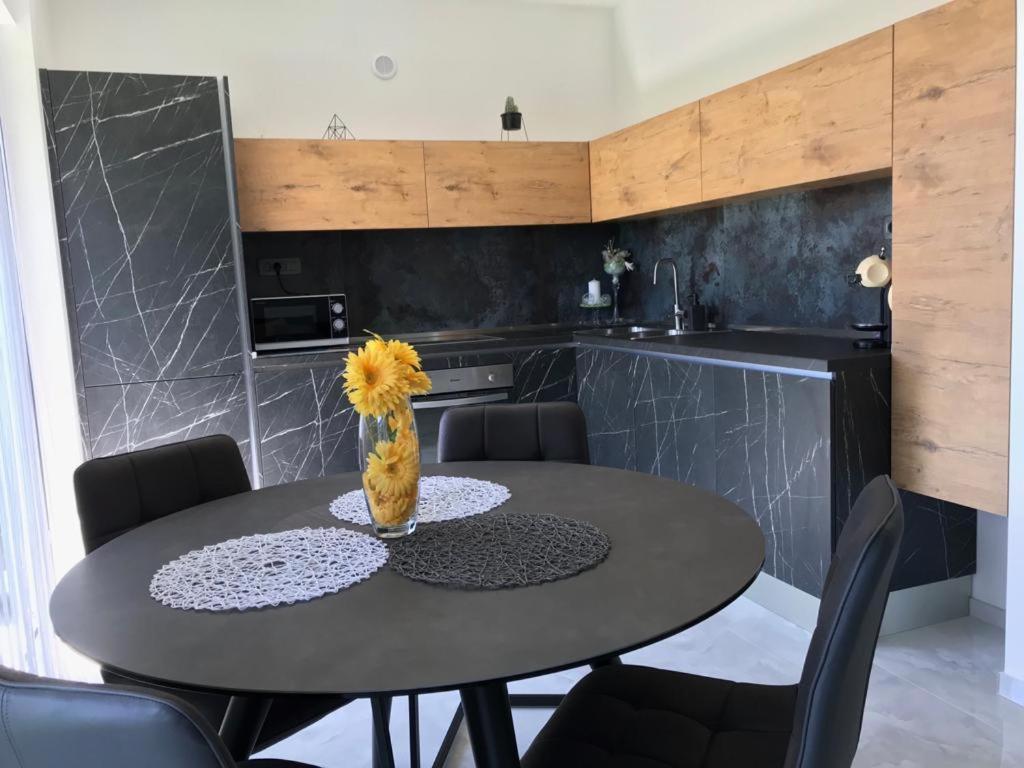 Hedonist-Luxury 2 Bedroom Apartment With Private Hot Tub, Garden And Free Parking Trogir Dış mekan fotoğraf