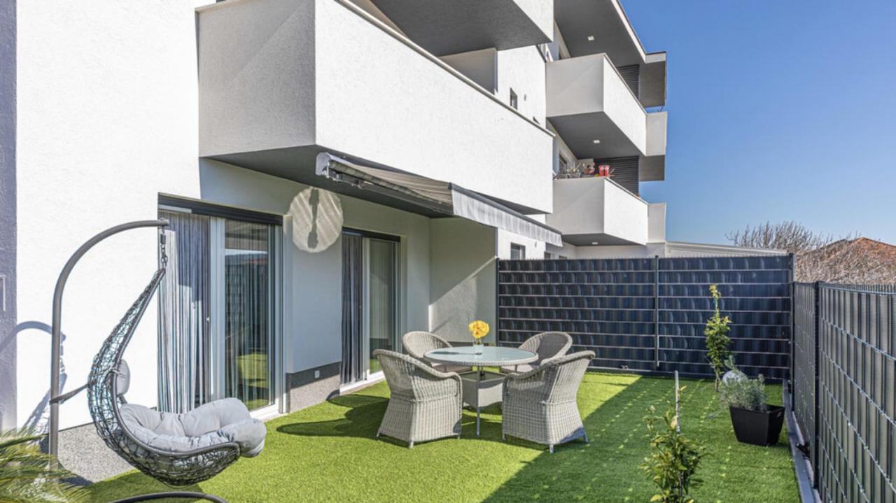 Hedonist-Luxury 2 Bedroom Apartment With Private Hot Tub, Garden And Free Parking Trogir Dış mekan fotoğraf