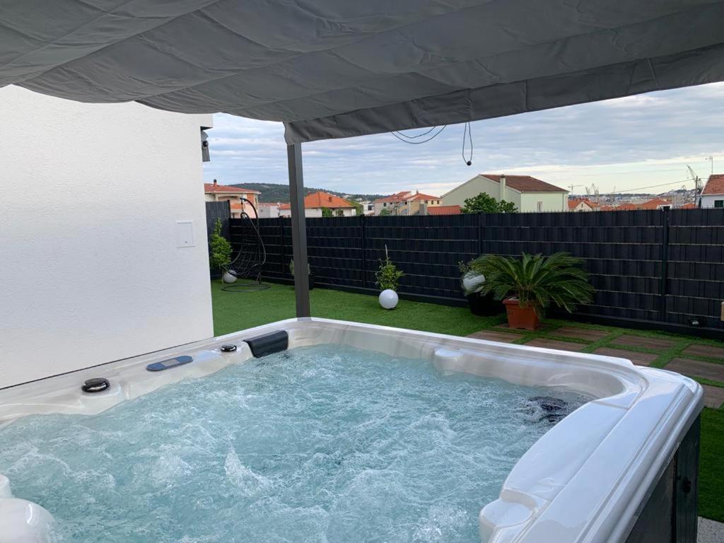 Hedonist-Luxury 2 Bedroom Apartment With Private Hot Tub, Garden And Free Parking Trogir Dış mekan fotoğraf