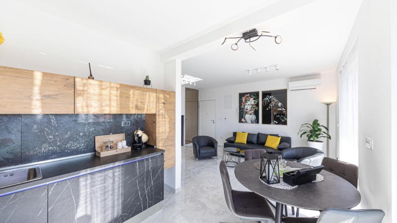 Hedonist-Luxury 2 Bedroom Apartment With Private Hot Tub, Garden And Free Parking Trogir Dış mekan fotoğraf