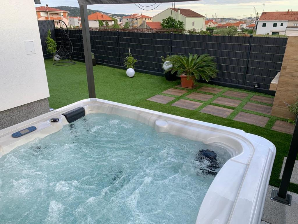 Hedonist-Luxury 2 Bedroom Apartment With Private Hot Tub, Garden And Free Parking Trogir Dış mekan fotoğraf