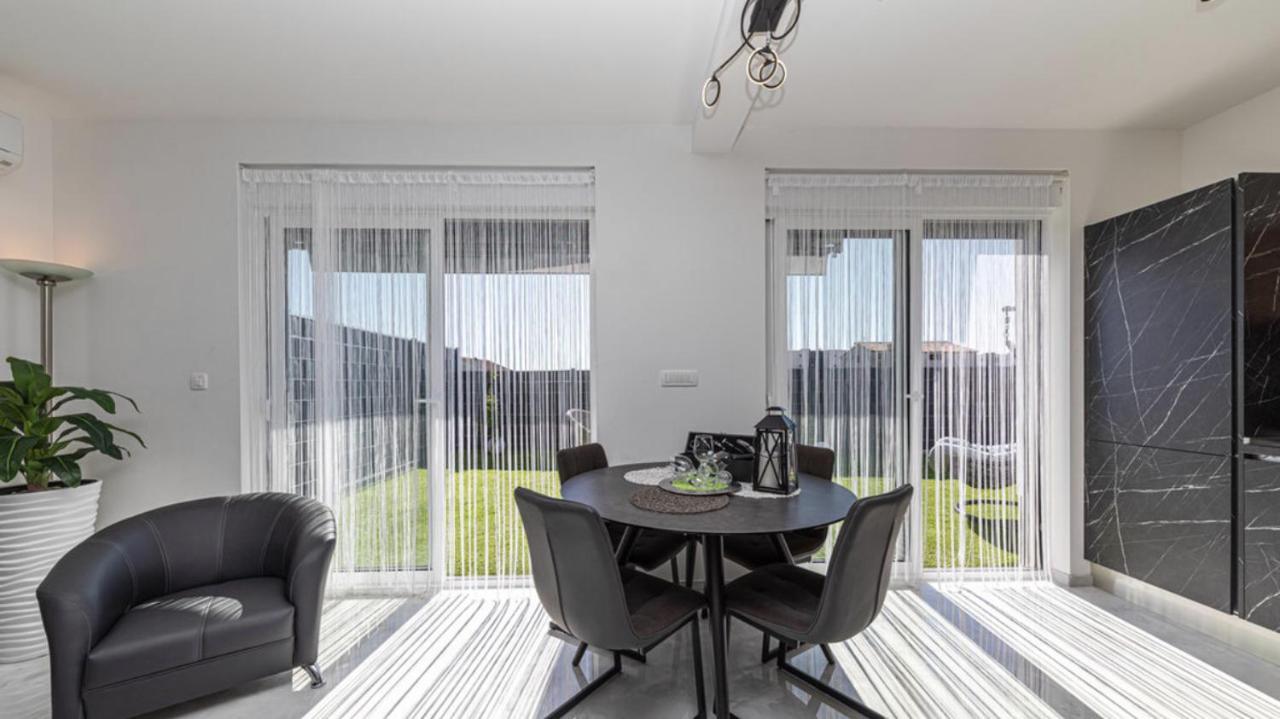 Hedonist-Luxury 2 Bedroom Apartment With Private Hot Tub, Garden And Free Parking Trogir Dış mekan fotoğraf