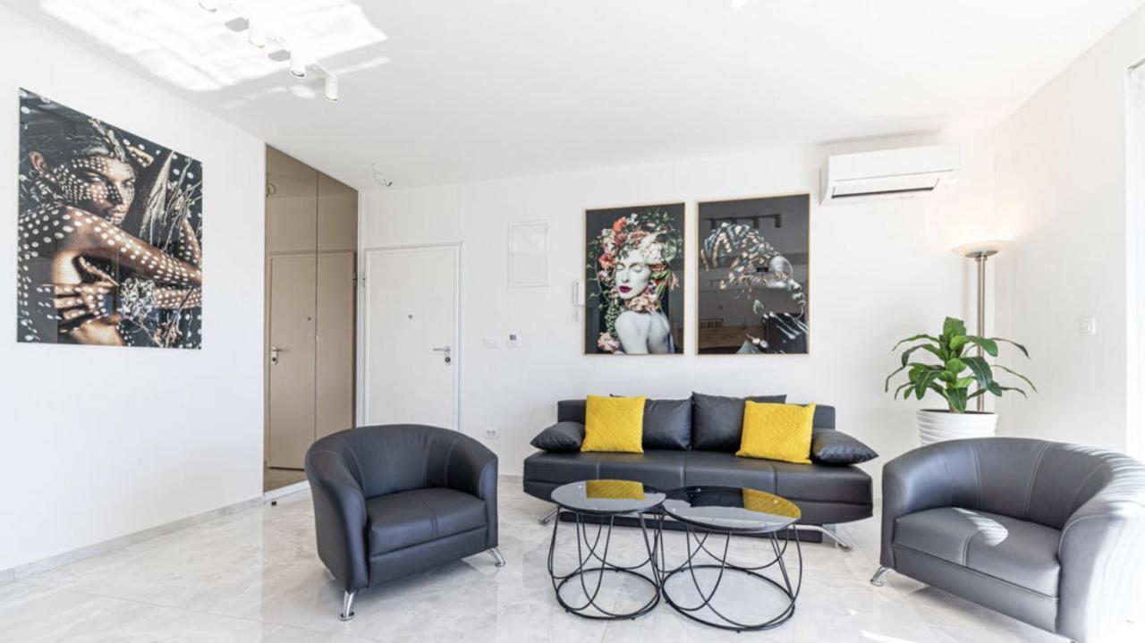 Hedonist-Luxury 2 Bedroom Apartment With Private Hot Tub, Garden And Free Parking Trogir Dış mekan fotoğraf