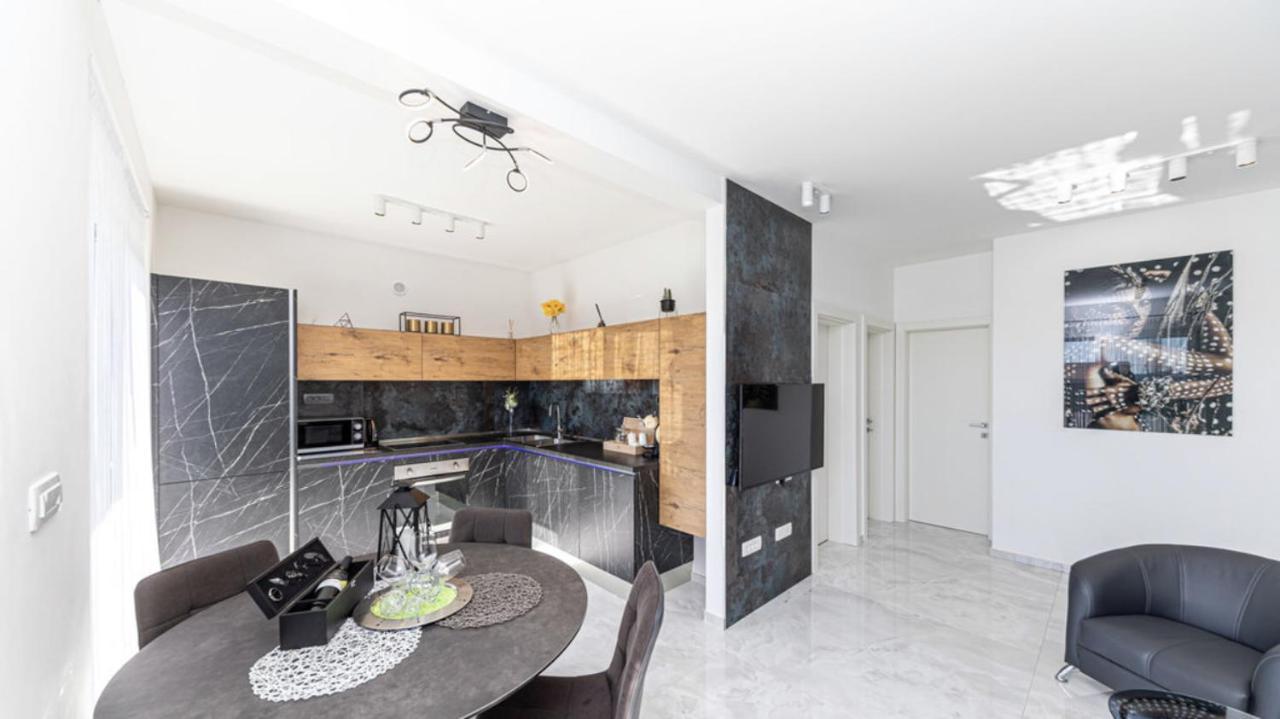 Hedonist-Luxury 2 Bedroom Apartment With Private Hot Tub, Garden And Free Parking Trogir Dış mekan fotoğraf