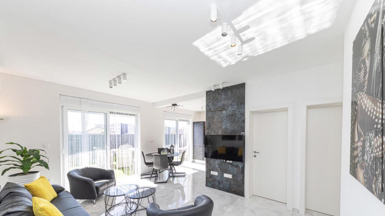 Hedonist-Luxury 2 Bedroom Apartment With Private Hot Tub, Garden And Free Parking Trogir Dış mekan fotoğraf