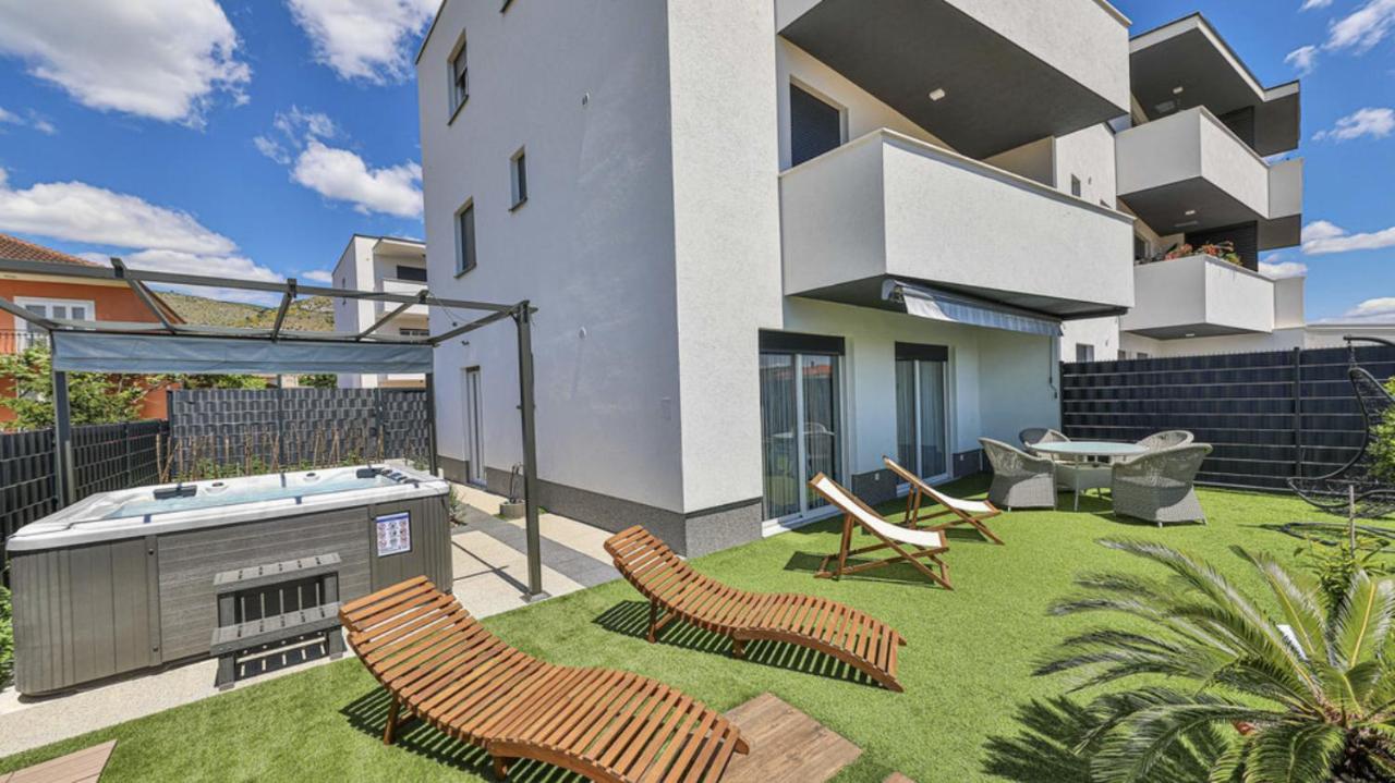 Hedonist-Luxury 2 Bedroom Apartment With Private Hot Tub, Garden And Free Parking Trogir Dış mekan fotoğraf
