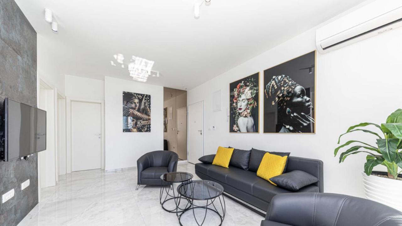 Hedonist-Luxury 2 Bedroom Apartment With Private Hot Tub, Garden And Free Parking Trogir Dış mekan fotoğraf