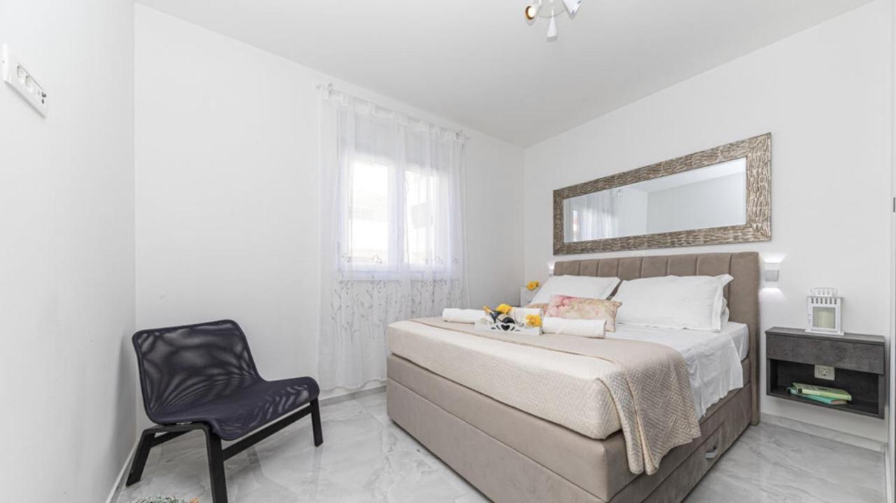 Hedonist-Luxury 2 Bedroom Apartment With Private Hot Tub, Garden And Free Parking Trogir Dış mekan fotoğraf