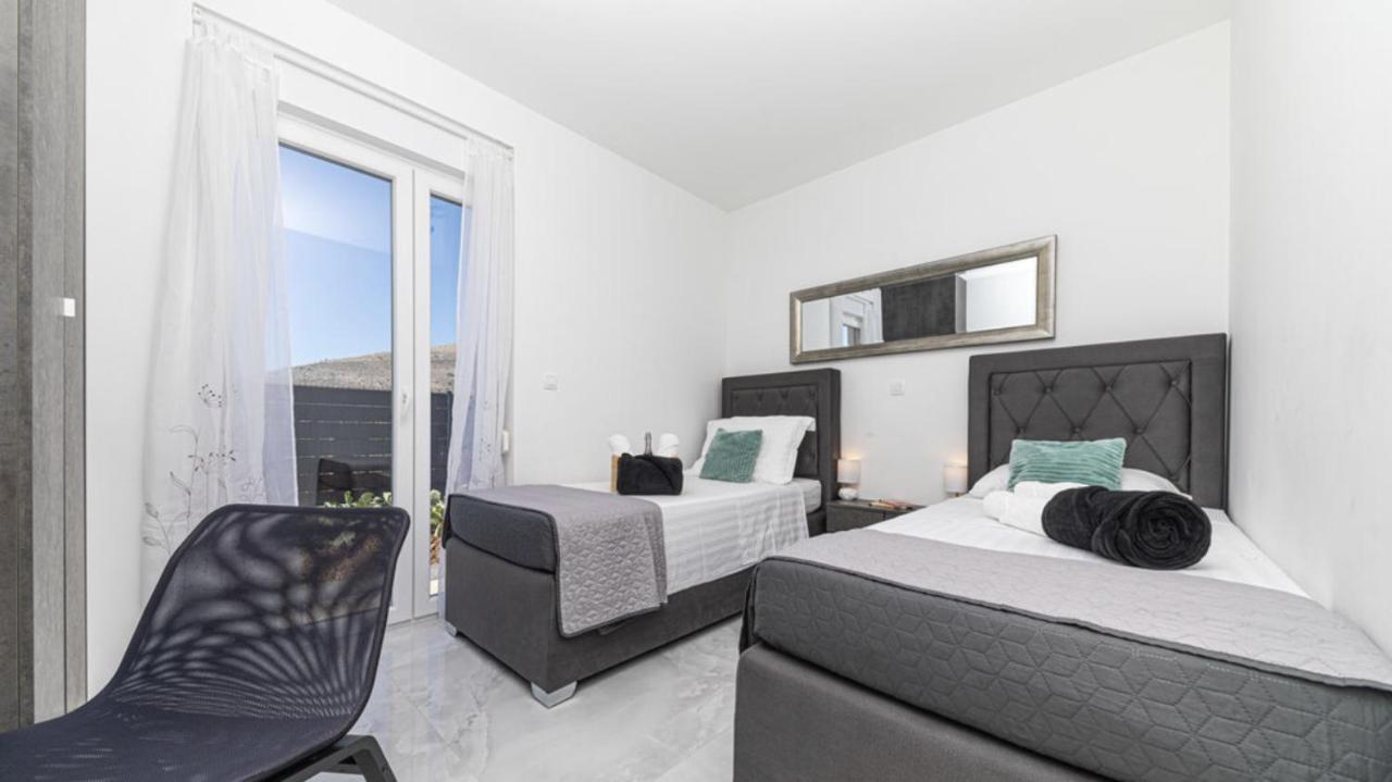 Hedonist-Luxury 2 Bedroom Apartment With Private Hot Tub, Garden And Free Parking Trogir Dış mekan fotoğraf