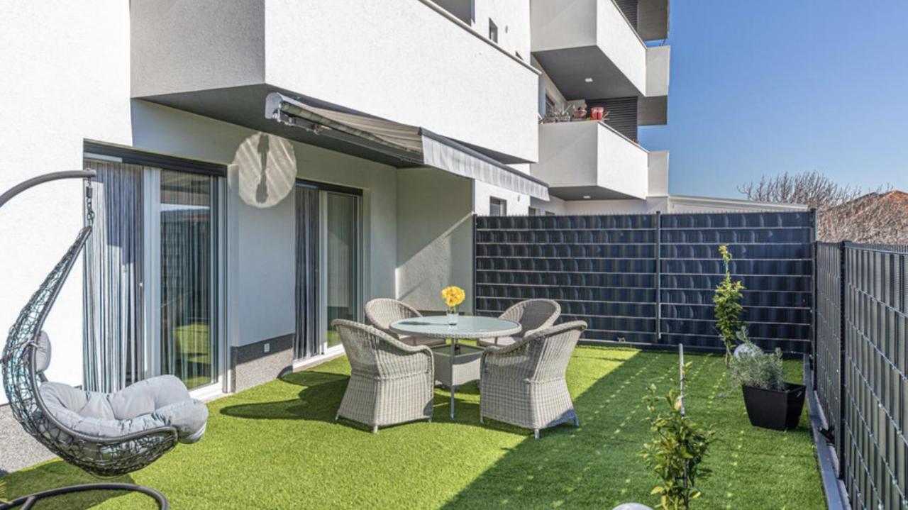 Hedonist-Luxury 2 Bedroom Apartment With Private Hot Tub, Garden And Free Parking Trogir Dış mekan fotoğraf